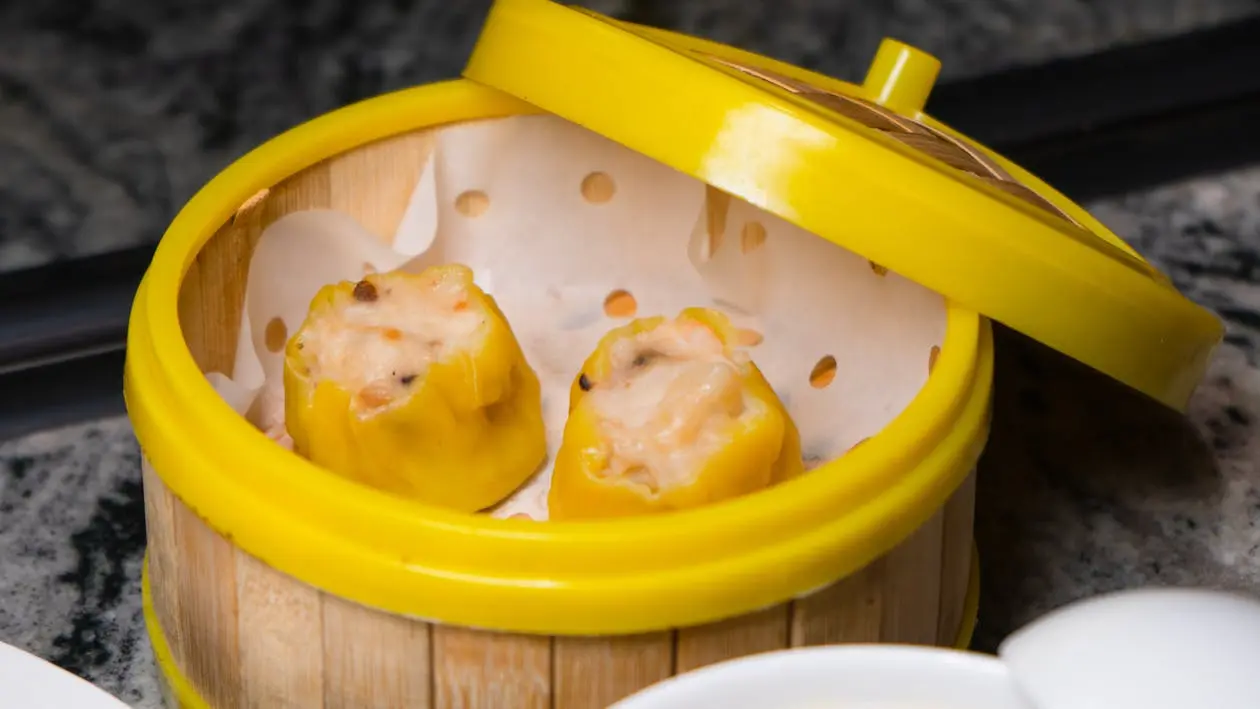 Siu Mai - Dimsum klasik berisi daging babi dan udang, dikukus sempurna dengan bumbu tradisional.